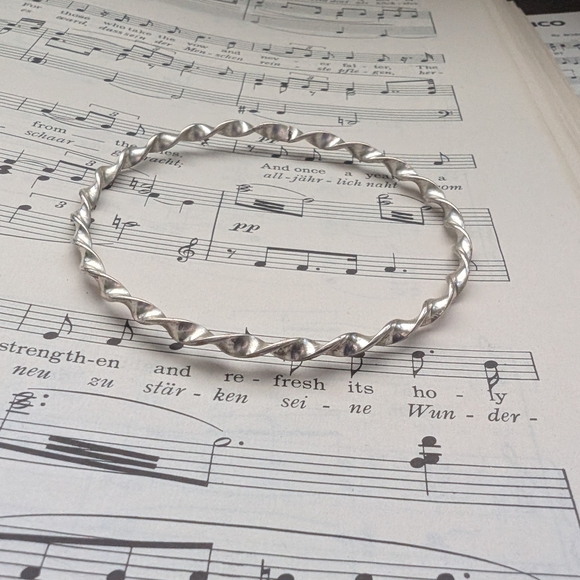 Elegant Silver Bracelet Bangle - Picture 4 of 6